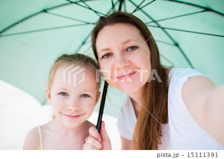 Mother and daughter 15111391
