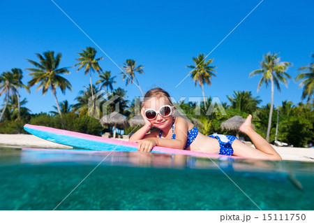 Little girl swimming 15111750