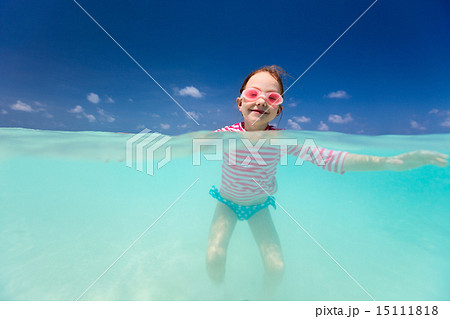 Little girl on vacation 15111818