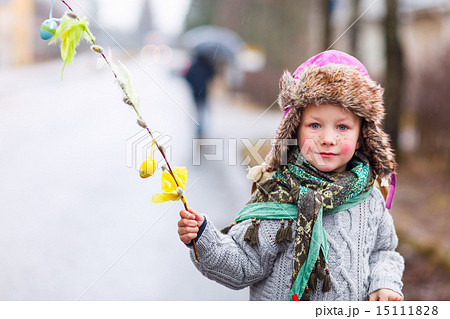 Little girl celebrating Easter 15111828