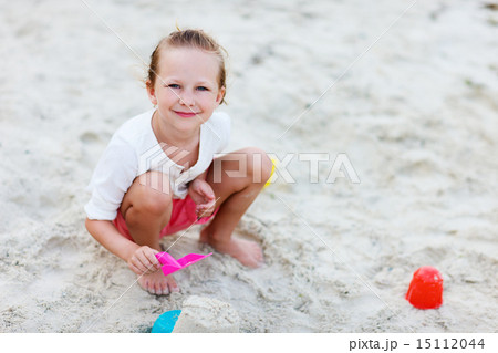 Little girl playing at beach 15112044