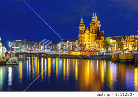 Night Amsterdam canal and Basilica Saint Nichola 15112907