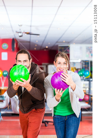Couple playing Bowling 15113008