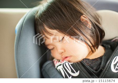 車の中で寝ている子供の写真素材
