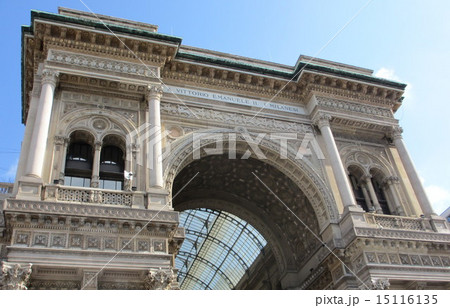 イタリア、ミラノの応接間、ガレリア・ヴィットリオ・エマヌエーレ2世アーケード、ガッレリア入口 15116135