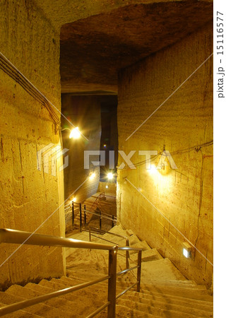 地下へ下る階段 15116577