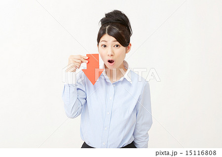 矢印で指すビジネスウーマン 15116808