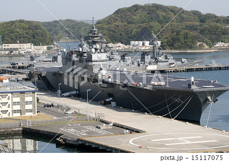 横須賀に配属された巨大護衛艦「いずも」の入港風景 15117075