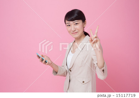 ピースをする女性 ピースをする女性 15117719