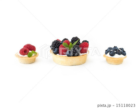 Berry and ricotta tarts 15118023
