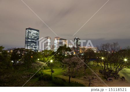 大阪城公園夜桜と大阪ビジネスパークの夜景 15118521