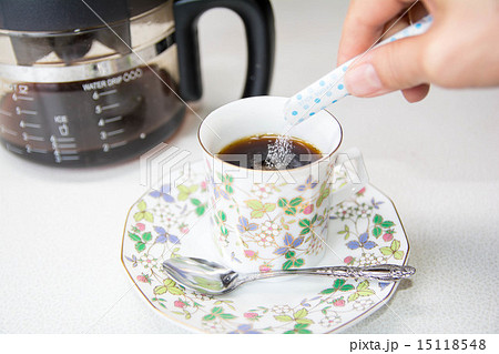 コーヒーに砂糖を入れるの写真素材