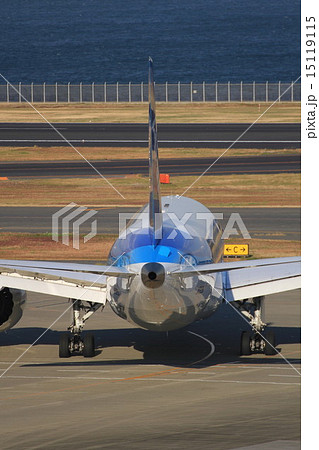 飛行機の後姿 15119115