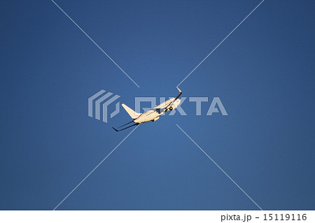 空港を離陸したB737 15119116