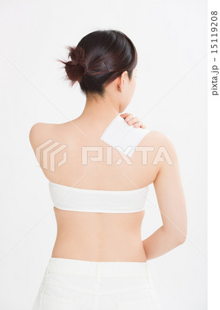 肩凝りに悩む若い女性 肩凝りに悩む若い女性 15119208