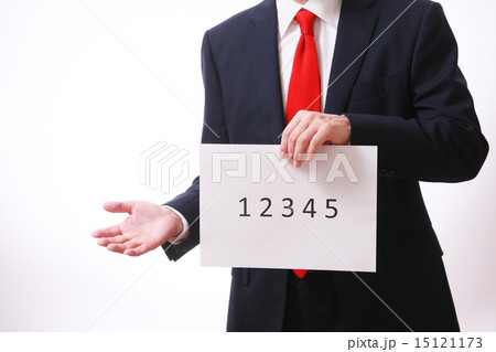 番号札を持つ男性 15121173