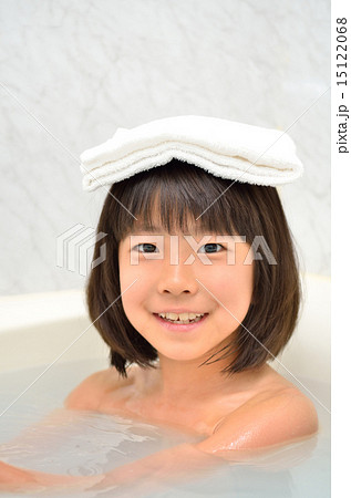 楽しくお風呂に入る女の子の写真素材