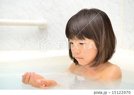 お風呂に入る女の子 15122070