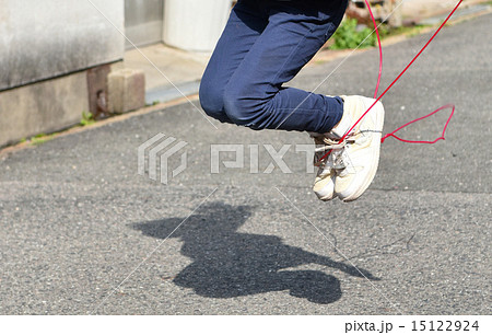 子供の縄跳び　足 15122924
