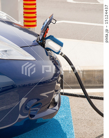 電気自動車の充電 15124437