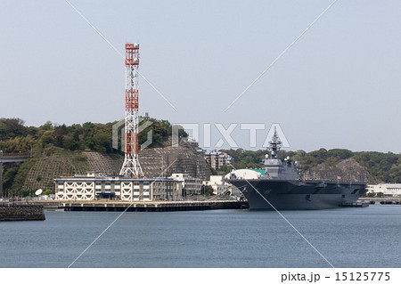 停泊中の護衛艦いずもと横須賀地方総監部 停泊中の護衛艦いずもと横須賀地方総監部 15125775