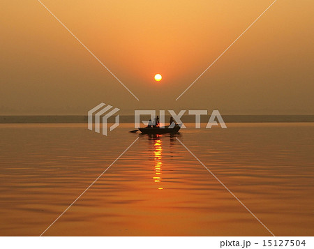 ガンジス川の朝日 15127504