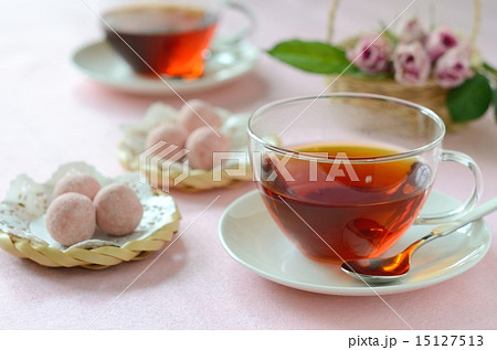 ティータイム　ピンクのバラとクッキーと紅茶 15127513