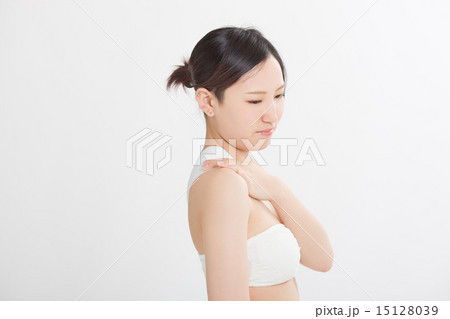 湿布を貼った若い女性 15128039