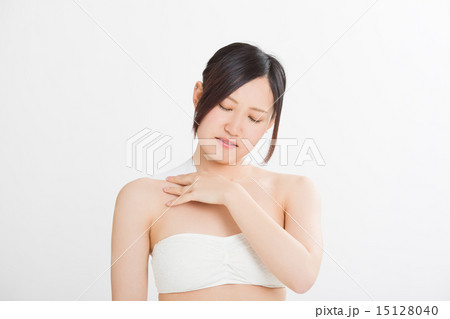 湿布を貼った若い女性 15128040