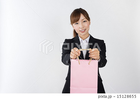 プレゼントの紙袋を持つ女性 横の写真素材