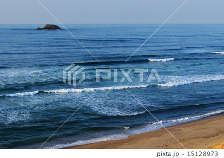 鳥取砂丘の海 15128973