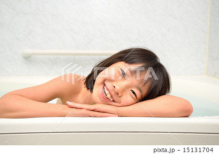 お風呂に入る女の子の写真素材