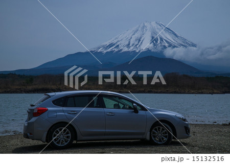 乗用車と富士山 乗用車と富士山 15132516