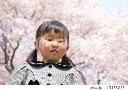 桜バックの女の子 入園式イメージ の写真素材