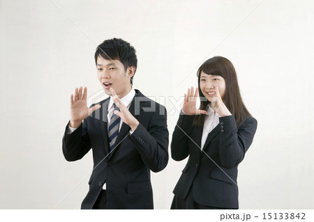 スーツで応援の若い男女 15133842