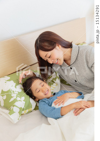 添い寝する親子 添い寝する親子 15134291