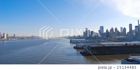ハドソン川から見たマンハッタンの光景 15134485