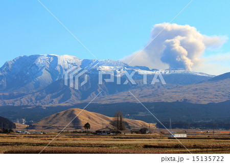 内牧から見る阿蘇の噴煙 15135722