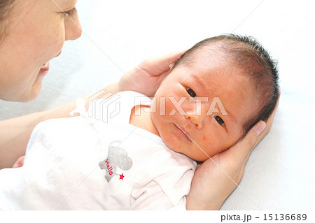 生後９日目 新生児と母親の写真素材