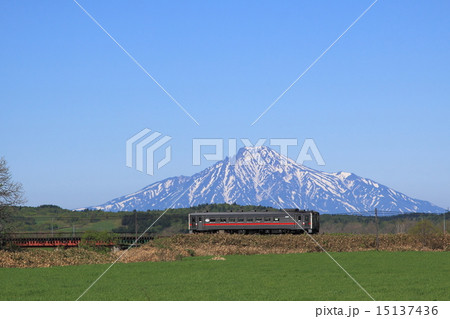 利尻富士とローカル列車 15137436