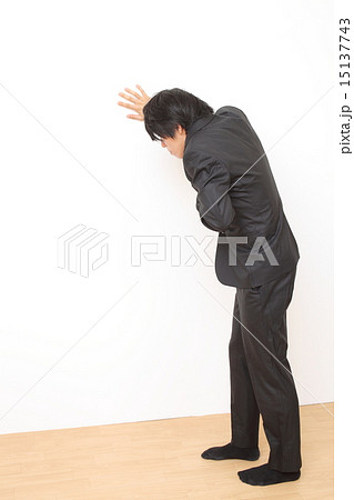 気分が悪いビジネスマン 15137743