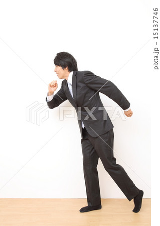爽快に駆けるふりをするビジネスマン 15137746