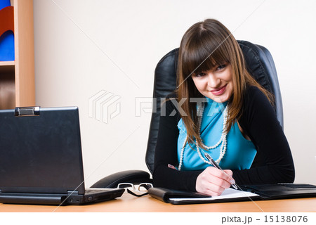 Business woman with laptop 15138076