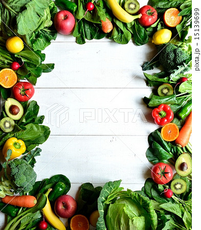 緑黄色野菜とフルーツ 白木材背景の写真素材