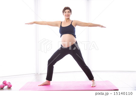 Pregnant woman keeping in shape 15140110