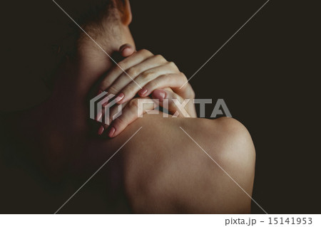 Nude woman with a neck injury 15141953