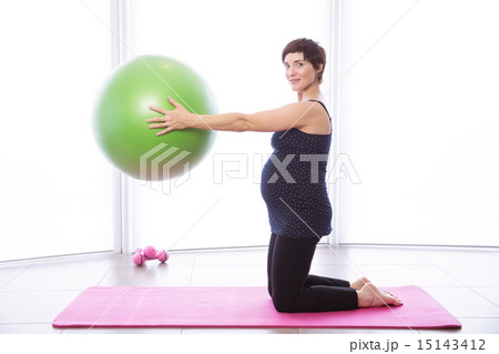 Pregnant woman keeping in shape Pregnant woman keeping in shape 15143412