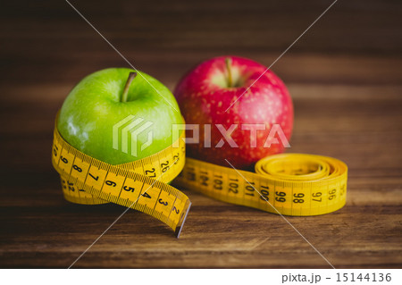 Green and red apples with measuring tape Green and red apples with measuring tape 15144136