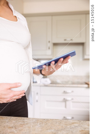 Pregnant woman using tablet pc 15145016