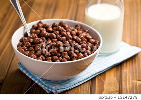 chocolate cereals in bowl 15147278
